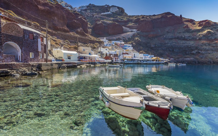 The fascinating harbor on the caldera of Santorini