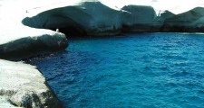 milos sarakiniko beach
