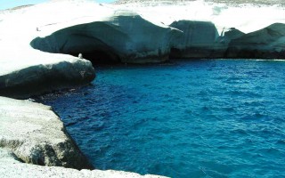 milos sarakiniko beach
