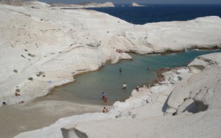 milos sarakiniko beach