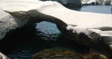 Milos Sarakiniko Beach